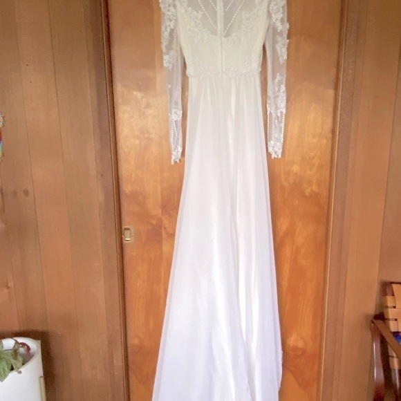 Vintage lace wedding gown - Picture 8 of 9